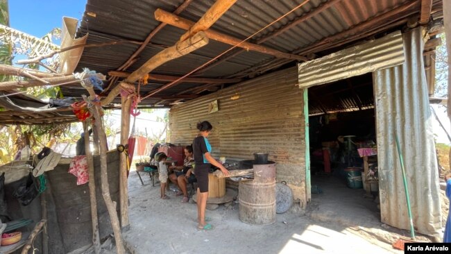 María Luisa vive en la comunidad "El buen amanecer", ubicada aproximadamente a medio kilómetro de la megacárcel de El Salvador, conocida como Centro de Confinamiento de Terrorismo, en Tecoluca, San Vicente. Fotografía [Karla Arévalo / VOA]