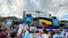 Uruguayos y colombianos en los exteriores del estadio en Charlotte, Carolina del Norte.