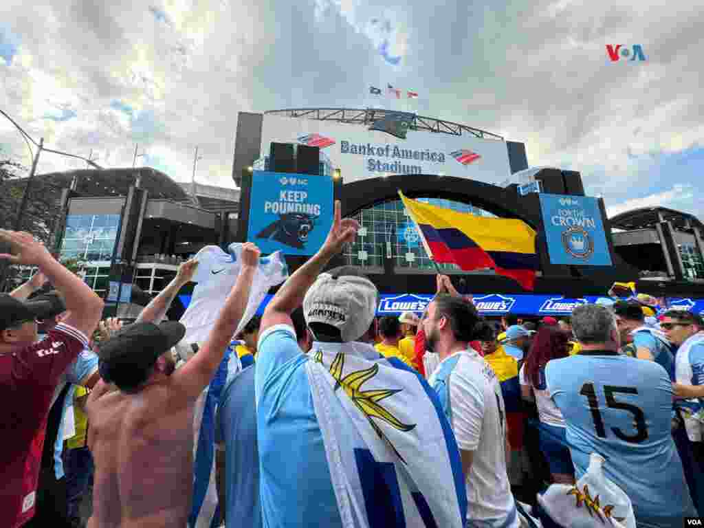 Uruguayos y colombianos en los exteriores del estadio en Charlotte, Carolina del Norte.