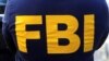 ARCHIVO: El logotipo del FBI en la camiseta de un agente en el distrito de Manhattan de la ciudad de Nueva York, EEUU, 19 de octubre de 2021. REUTERS/Carlo Allegri