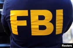 FOTO FILE: Logo FBI digambarkan pada kemeja yang dekanakan oleh seorang agen biro investigasi tersebut di wilayah Manhattan, New York, AS 19 Oktober 2021. (REUTERS/Carlo Allegri)