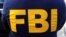 ARCHIVO: El logotipo del FBI en la camiseta de un agente en el distrito de Manhattan de la ciudad de Nueva York, EEUU, 19 de octubre de 2021. REUTERS/Carlo Allegri