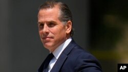 រូបឯកសារ៖ លោក Hunter Biden កូនប្រុសរបស់លោកប្រធានាធិបតីសហរដ្ឋអាមេរិក Joe Biden ដើរចេញពីតុលាការ នៅក្រុង Wilmington រដ្ឋ Delaware កាលពីថ្ងៃទី ២៦ ខែកក្កដា ឆ្នាំ ២០២៣។ 