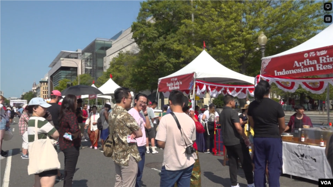 Pengunjung antre untuk memesan makanan khas Indonesia pada festival “Wow Indonesia” di Washington DC, Minggu (25/8). (VOA/Rivan)