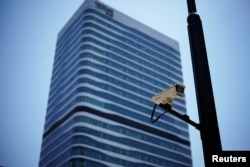 咨询行业龙头企业凯盛融英（Capvision ）驻上海办事处所在大厦外的监控摄像头。（2023年5月9日）