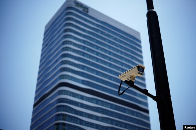 咨询行业龙头企业凯盛融英（Capvision ）驻上海办事处所在大厦外的监控摄像头。（2023年5月9日）
