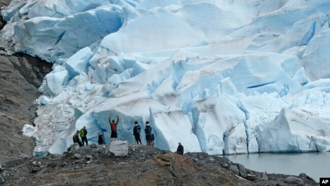 Mendenhall Buzulu Alaska'da turistlerin en fazla ilgisini çeken yerlerden biri