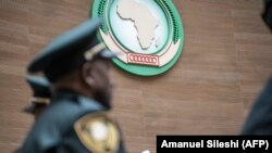 Moussa Faki Mahamat (tengah), Ketua Komisi Uni Afrika menyampaikan pidato pada upacara penutupan Sidang Biasa Majelis Uni Afrika ke-36 di markas besar Uni Afrika di Addis Ababa, Ethiopia pada Februari 19, 2023. (Foto: AFP/Amanuel Sileshi)