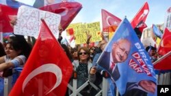 Supporters of Turkish CHP party leader and Nation Alliance's presidential candidate Kemal Kilicdaroglu attend an election campaign rally in Ankara, Turkey, May 12, 2023.