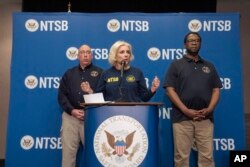 Ketua Dewan Keselamatan Transportasi Nasional (NTSB) Jennifer Homendy (tengah), didampingi Penanggung Jawab Penyelidik NTSB, Marcel Muise (kiri) dan anggota dewan NTSB Alvin Brown, dalam konferensi pers di Linthicum Heights, Md, Rabu, 27 Maret 2024. (Foto/Alex Brandon)