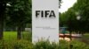 Mobil melewati logo di depan markas FIFA di Zurich, Swiss, 8 Juni 2016. (Foto: REUTERS/Arnd Wiegmann)