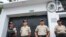 Policías apostados frente a la embajada de México, en Quito, Ecuador, el viernes 5 de abril de 2024. Ecuador y México rompieron relaciones tras la captura del exvicepresidente Jorge Glas, refugiado en la embajada mexicana en Quito, el 5 de abril.