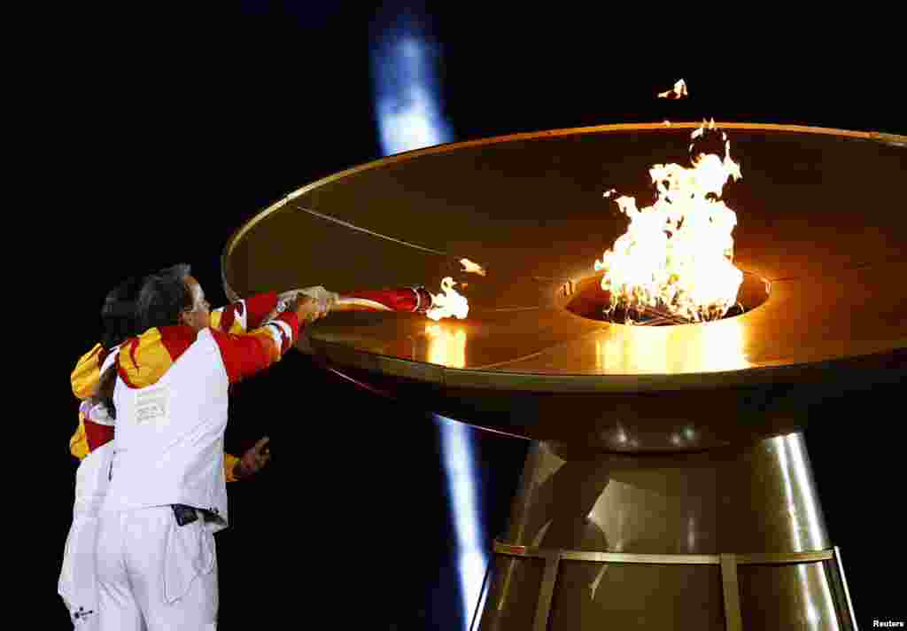 Los exatletas chilenos Luci López, Fernando González y Nicolás Massú en el encendido de antorcha durante la Ceremonia Inaugural de los Juegos Panamericanos.&nbsp;