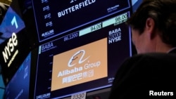 Seorang trader bekerja di Bursa Saham New York saat perusahaan asal China, Alibaba, diperdagangkan di lantai bursa pada 28 Maret 2023. (Foto: Reuters/Brendan McDermid)