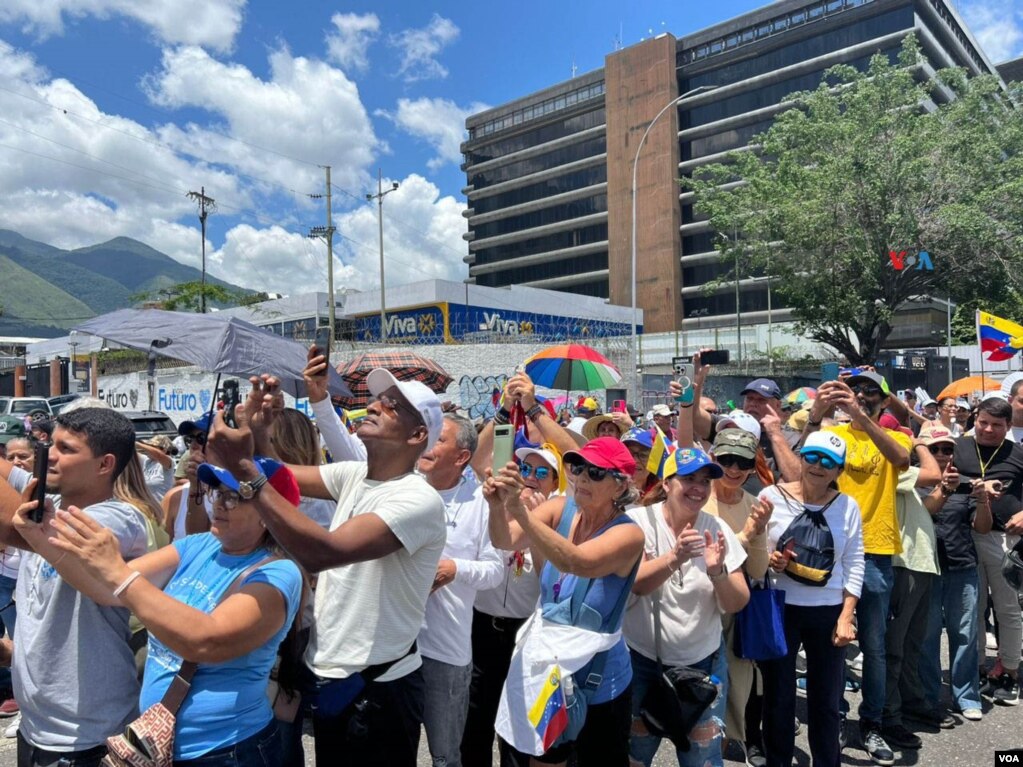 Venezolanos se agrupan en Caracas el 17 de agosto de 2024, Capital de Venezuela, para manifestarse en contra del anuncio del Consejo Nacional Electoral que dio como ganador al presidente Nicolás Maduro en los comicios del 28 de julio de 2024. [Fotos, VOA].