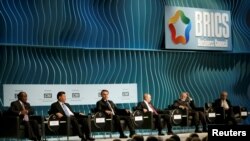 지난 2019년 브라질 수도 브라질리아에서 열린 브릭스(BRICS) 정상회의 부대 행사에 회원국 대표들이 참석하고 있다. 왼쪽부터 시릴 라마포사 남아프리카 공화국 대통령, 시진핑 중국 국가 주석, 자이르 보우소나루 당시 브라질 대통령, 블라디미르 푸틴 러시아 대통령, 나렌드라 모디 인도 총리. (자료사진)