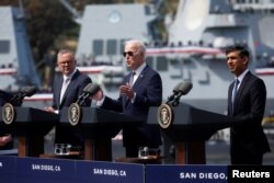 조 바이든(가운데) 미국 대통령과 앤서니 앨버니지(왼쪽) 호주 총리, 리시 수낙 영국 총리가 13일 미 캘리포니아주 샌디에이고 포인트 로마 해군기지에서 오커스 안보 협력에 관해 공동회견하고 있다.