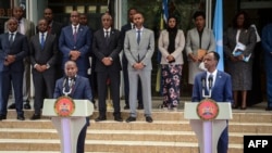 Le ministre kenyan de l'Intérieur Kithure Kindiki (L) et le ministre somalien de la Sécurité intérieure Mohamed Ahmed Sheikh Ali à une conférence de presse conjointe sur la réouverture de la frontière entre le Kenya et la Somalie à Nairobi, le 15 mai 2023.