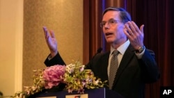 美国驻中国大使伯恩斯受美国中国商会之邀在上海就美中关系发表讲话。（2024年6月26日）