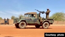 Arquivo: Polícia militar patrulha em Nara, Mali