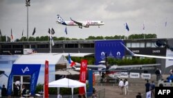 Esta fotografía tomada el 19 de junio de 2023 muestra el aterrizaje del Airbus A321 XLR mientras el presidente francés visita el Salón Aeronáutico Internacional de París en el Aeropuerto Le Bourget de París.