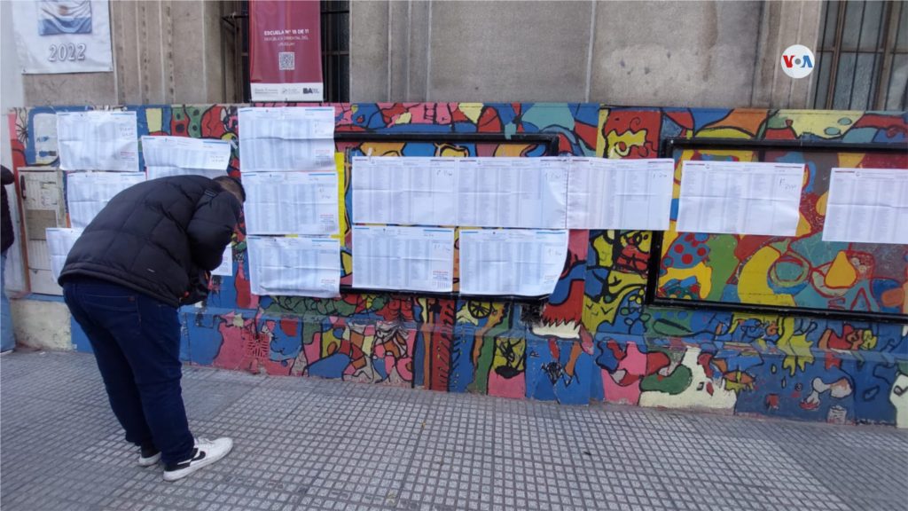 Un votante busca su nombre en el padrón de un colegio electoral del barrio de Flores,&nbsp;en Buenos Aires, Argentina.