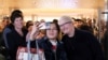 苹果公司首席执行官库克在上海出席第二家专卖店开张活动时与一名顾客合影。（2024年3月21日）