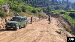 16일 총격전이 벌어있던 인도 북부 도다 현장 인근에서 인도 육군순찰대가 경비를 서고 있다.