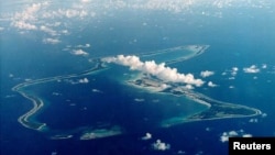 Une vue aérienne de Diego Garcia, la plus grande île de l'archipel des Chagos et site d'une importante base militaire britannique et américaine au milieu de l'océan Indien.