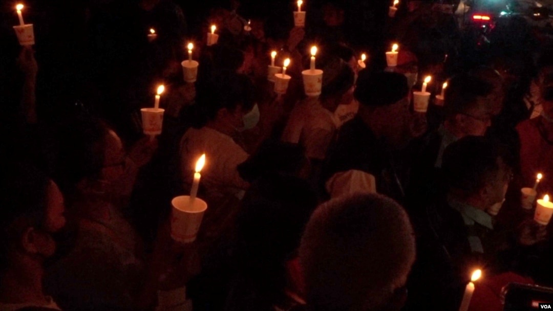 Family members and supporters of trafficking victims forced to perpetrate online scams hold a candlelight vigil in Kuala Lumpur, Malaysia, in October 2022. (David Grunebaum/VOA)