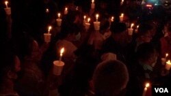 Family members and supporters of trafficking victims forced to perpetrate online scams hold a candlelight vigil in Kuala Lumpur, Malaysia, in October 2022. (David Grunebaum/VOA)