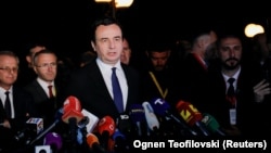 Premijer Kosova Aljbin Kurti govori za medije posle okončanja sastanka u Ohridu.