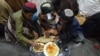 FILE - Muslim Afghanistan berbuka puasa pada hari pertama bulan suci Ramadan di Kandahar, 11 Maret 2024. (Sanaullah SEIAM / AFP)