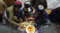 FILE - Muslim Afghanistan berbuka puasa pada hari pertama bulan suci Ramadan di Kandahar, 11 Maret 2024. (Sanaullah SEIAM / AFP)