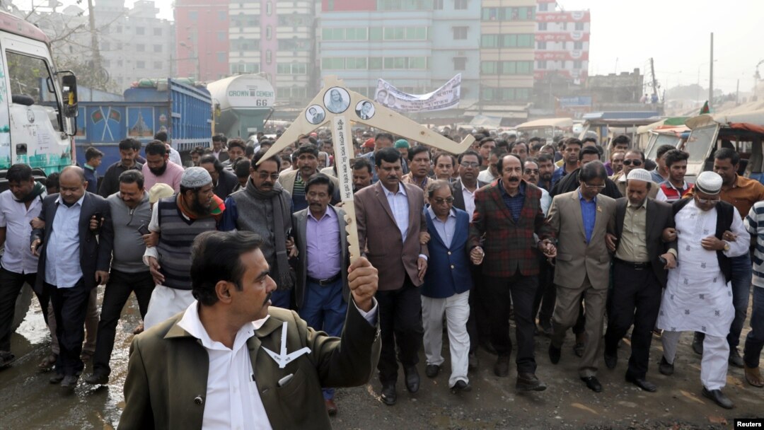Beloyarskiy Xanti-Mansi avtonom okrugidagi (KhMAO) fohishalar Bir yigit qamoqxonada sikilgan