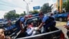 En esta foto de archivo del domingo 14 de octubre de 2018, manifestantes antigubernamentales son arrestados y llevados por la policía cuando las fuerzas de seguridad interrumpen su marcha "Unidos por la Libertad" en Managua, Nicaragua.