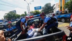 En esta foto de archivo del domingo 14 de octubre de 2018, manifestantes antigubernamentales son arrestados y llevados por la policía cuando las fuerzas de seguridad interrumpen su marcha "Unidos por la Libertad" en Managua, Nicaragua.