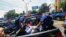 En esta foto de archivo del domingo 14 de octubre de 2018, manifestantes antigubernamentales son arrestados y llevados por la policía cuando las fuerzas de seguridad interrumpen su marcha "Unidos por la Libertad" en Managua, Nicaragua.