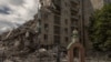Sebuah bangunan tempat tinggal di Kota Toretsk, wilayah Donetsk timur, tampak hancur pada 25 Juni 2024. (Foto: AFP)