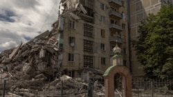 Sebuah bangunan tempat tinggal di Kota Toretsk, wilayah Donetsk timur, tampak hancur pada 25 Juni 2024. (Foto: AFP)