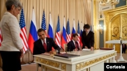 El presidente Barack Obama y su homólogo Ruso Dmitri Medvédev firmaron en Praga el START III. [Foto: Cortesía de la Casa Blanca]