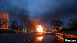 Kebakaran terjadi sebuah area di Kyiv, Ukraina, setelah serangan misil Rusia menghantam kawasan tersebut, pada 2 Januari 2024. (Foto: Reuters/Vladyslav Musiienko)