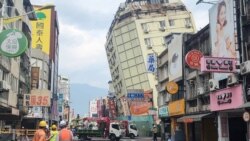 Gedung &quot;Full Hotel&quot; di kota Hualien, yang rusak akibat gempa bumi tanggal 3 April lalu, tampak semakin miring ke satu sisi setelah serangkaian gempa bumi Selasa malam (23/4) (CNA via AFP).