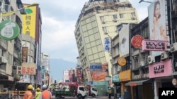 The Full Hotel building in Hualien, which had been damaged in an April 3 earthquake, tilts further to one side after a series of earthquakes overnight, as seen in this picture released by Taiwan's Central News Agency.