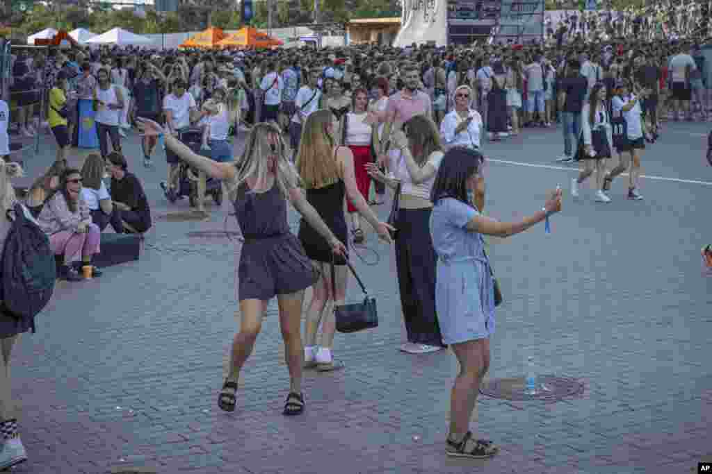 Las personas mientras comenzaba el concierto en el Festival Atlas de Kiev, Ucrania, el 21 de julio de 2024. (Foto AP/Anton Shtuka)