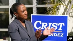 FILE - Laphonza Butler, presiden EMILY's List, pada rapat umum yang diadakan oleh Latino Victory Fund, di Coral Gables, Florida, 20 Oktober 2022. (AP/Lynne Sladky, File)