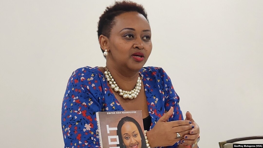 Umwanditsi w'Umunyarwandakazi Dimitrie Sisi Mukanyiligira amurika igitabo cye yise "Do Not Accept to Die" mu kiganiro yagiranye na bamwe mu bitabiriye icyo gikorwa baturutse muri Washington DC n'uduce tuyegereye Taliki 11/3/20223 - Photo: Geoffrey Mutagoma, VOA