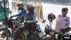 Bike riders wait for customers in Dhaka. (Kazi Salahuddin Razu/VOA)