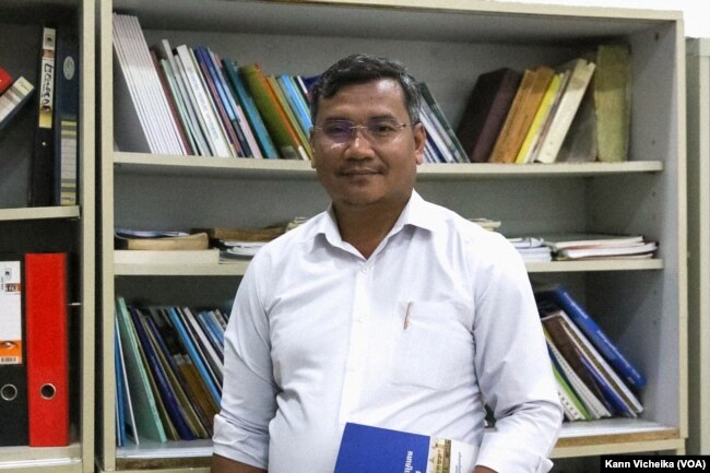 លោក ស៊ឹង សែនករុណា អ្នកនាំពាក្យ​សមាគម​អាដហុក នៅការិយាល័យអាដហុក ក្នុងរាជធានីភ្នំពេញ កាលពីថ្ងៃទី ២១ ខែមេសា ឆ្នាំ ២០២៣។ (កាន់ វិច្ឆិកា/វីអូអេ)