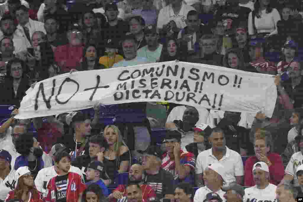 &quot;No más comunismo, miseria, dictadura&quot; se leyó en uno de los mensajes de protesta durante el juego entre Cuba y Estados que se llevó a cabo el domingo 19 de marzo en Miami.